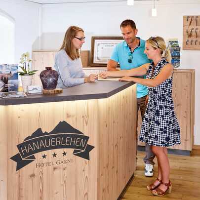 Rezeption Wandertipps Hotel Hanauerlehen Schönau am Königssee Urlaub Berchtesgaden | © Hotel Hanauerlehen